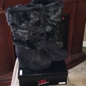 Black wedge boots with the fur
